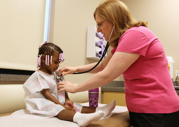 Dr. Molly Shaw, of ACHP Fairlawn, examines a patient.