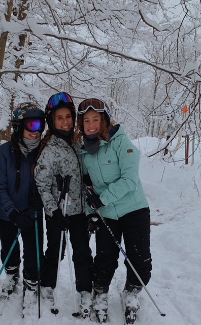 Juliana Glass_skiing with friends 